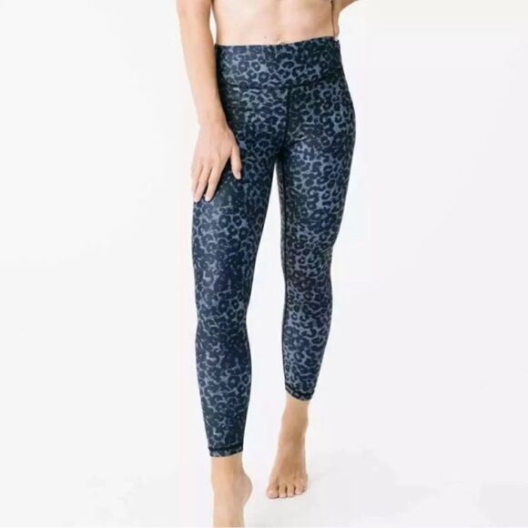 Zyia Stone Leopard Scrunchy Light and Luxe Leggings - Picture 2 of 11